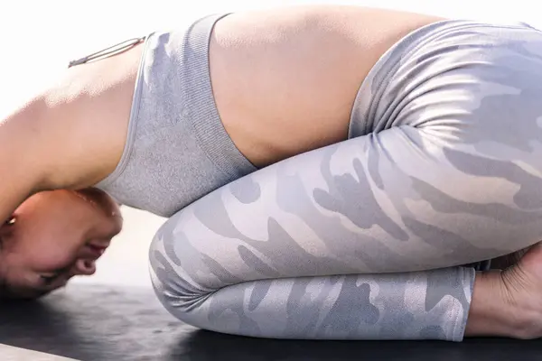 Méconnaissable Jeune Asiatique Femme Sportswear Pratiquant Yoga Relaxation Mode Vie Photos De Stock Libres De Droits