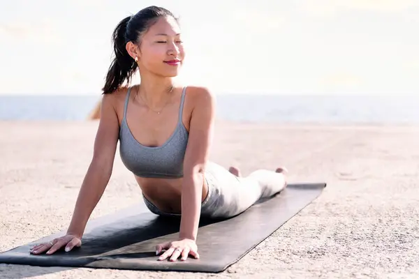 Jeune Femme Asiatique Vêtements Sport Faire Yoga Bord Mer Concept Images De Stock Libres De Droits