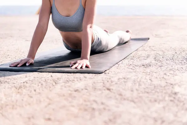 바다에 요가를 운동복에 인식할 정신적 휴식과 라이프 스타일의 텍스트에 로열티 프리 스톡 이미지