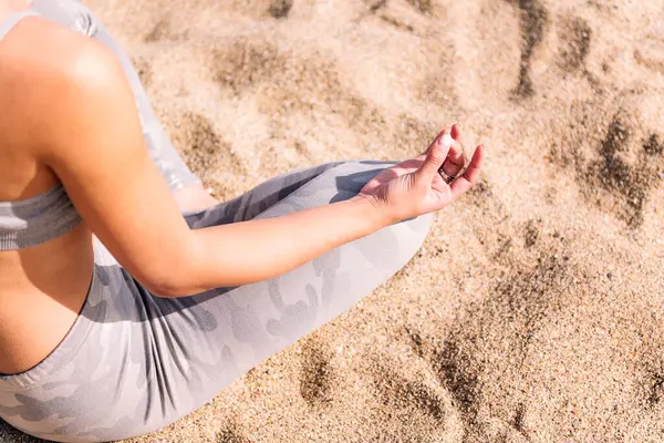 Подробности Руке Ноге Неузнаваемой Женщины Занимающейся Медитацией Сидя Песке Пляже Лицензионные Стоковые Фото