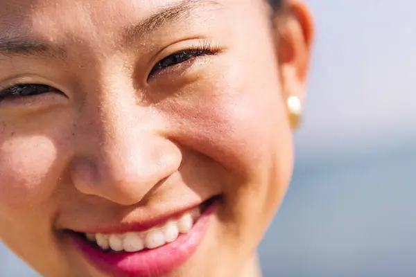 Крупным Планом Портрет Милой Азиатской Женщины Невидимыми Брекетами Улыбается Счастливый Лицензионные Стоковые Фото