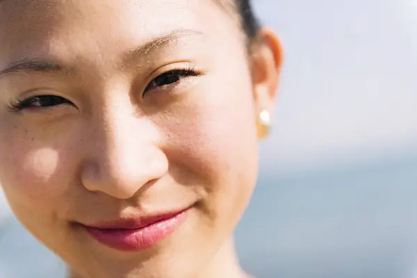 特写一个可爱的亚洲女人 面带微笑 高兴地看着相机 美丽和纯洁的概念 — 图库照片