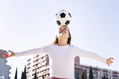 gülümseyen beyaz kadın bir futbol topuna dokunuyor, spor anlayışı ve futbol yaşam tarzı
