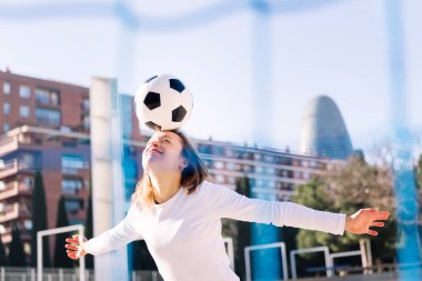 gülümseyen beyaz kadın bir futbol topuna dokunuyor, spor anlayışı ve futbol yaşam tarzı