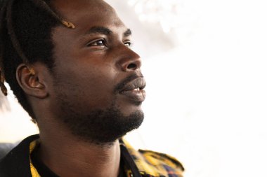 Çekici siyah bir adamın portresi, yaşam tarzı konsepti.