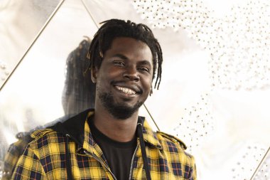 Gülümseyen genç bir Afrikalı adamın portresi, yaşam tarzı konsepti.