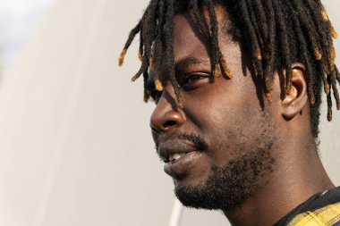 Siyahi Amerikalı bir adamın portresi, yaşam tarzı ve kültürel bütünleşme kavramı, metin için kopyalama alanı