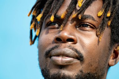 Çekici siyah bir adamın yakın çekimi, seçici göz odaklı, yaşam tarzı konsepti