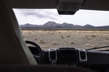 Cuervo yanardağının içeriden görünüşü ve Tinajo, Lanzarote 'deki bulutlu gökyüzü altında İspanya Kanarya Adaları' nda seyahat ve doğada macera kavramı.