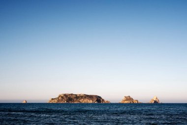 Denizin ortasındaki Medas adalarıyla güzel bir deniz manzarası berrak gökyüzü ve parlak güneş ışığı, barışçıl ve sakin manzara konsepti, metin için telif alanı