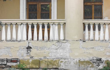 Yaz terası. Eski balkon. Antika merdiven korkulukları. Yüksek kalite fotoğraf