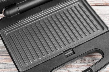 Elektrikli ızgara. Elektrikli ızgaranın yüzeyi. Yapışmayan kaplama. Yüksek kalite fotoğraf