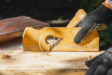 Marangozluk işi. El planörüyle çalış. Tahta talaşı. Yüksek kalite fotoğraf