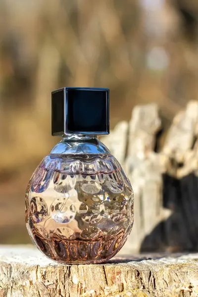 Una Bottiglia Profumo Prato Della Foresta Foto Alta Qualità — Foto Stock