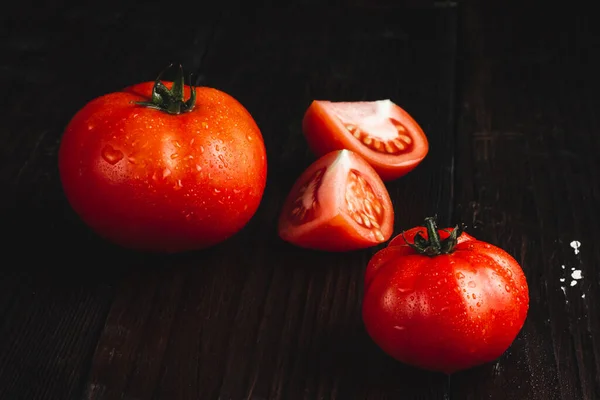 Zbieraj Pomidory Dojrzałe Pomidory Pomidory Niskiej Tonacji Wysokiej Jakości Zdjęcie — Zdjęcie stockowe
