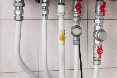 Su ve gaz boruları döşedim. Isıtma sisteminin boru hattı. Yüksek kalite fotoğraf