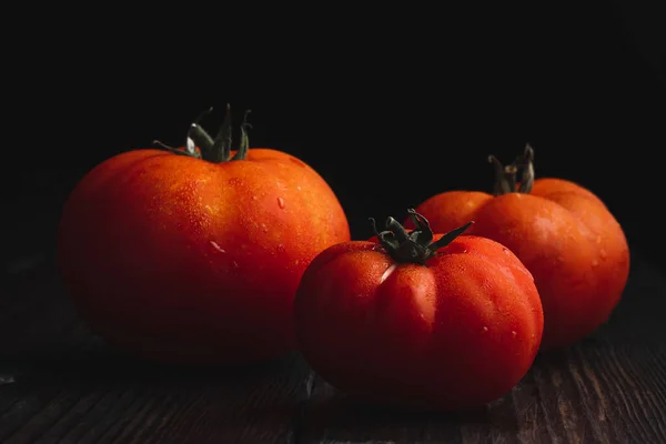 Dojrzałe Pomidory Stole Niewielkie Oświetlenie Pomidory Organiczne Zbieraj Pomidory Wysokiej — Zdjęcie stockowe