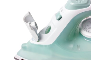 Ütüde su deposu var. Delik demire su dökmek için. Giysiler demiri yatay pozisyonda. Yüksek kalite fotoğraf