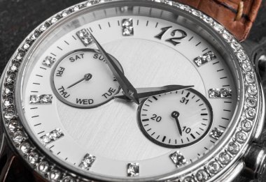 Yüzü yakın plan. Minik bir el. Saatlik işçi. Zaman akışı. Yüksek kalite fotoğraf