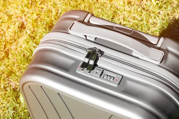 把手提箱放在草地上 灰色的手提箱高质量的照片 — 图库照片