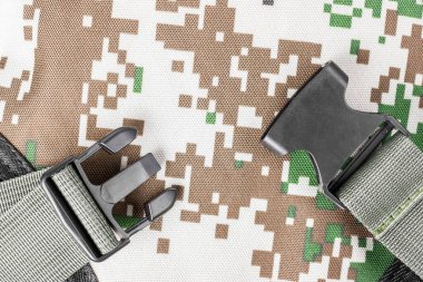 Sırt çantasındaki plastik tokalar. Haki bir sırt çantasının parçası. Yüksek kalite fotoğraf