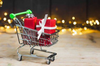 Alışveriş arabası tıkanmış. Hediyeler al. Hediye sezonu. Yüksek kalite fotoğraf