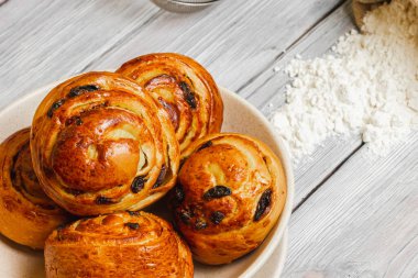 Tarçınlı rulo. Taze ekmek ruloları. Ev yapımı pişirme. - Evet. Yüksek kalite fotoğraf