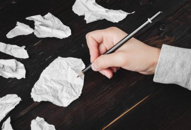 Elde kalem. Bir not yaz. Kağıt üzerinde bir not. Yüksek kalite fotoğraf