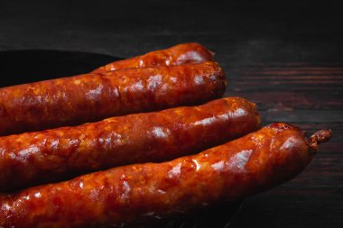 Kızarmış sosisli sandviç. Izgara sosis. Tabakta barbekü sosisi. Yüksek kalite fotoğraf