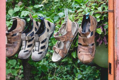 Ayakkabıları yıkıyorum. Kurutucu ayakkabılar. Çamaşır ipinde yıkanmış spor ayakkabılar. Yüksek kalite fotoğraf