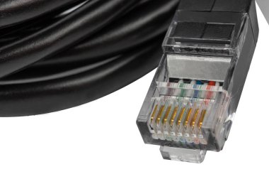 Siyah yama kablosu beyazda izole. Kabloyu rj45 konnektörüyle yama. Yüksek kalite fotoğraf