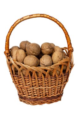 Beyaz arka planda yalıtılmış sepetteki cevizler. Yüksek kalite fotoğraf