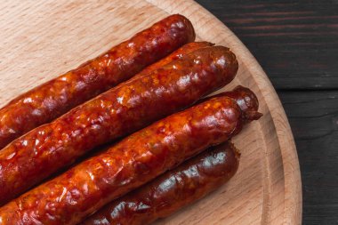 Tahta bir tahtanın üzerinde: Sulu Kızarmış Sosis ve Rustik Büyüsü - Kahvaltı, Brunch veya Akşam Yemeği İçin Mükemmel. Yüksek kalite fotoğraf