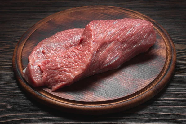 ダークカットボード上の新鮮な生肉 高品質の写真 — ストック写真