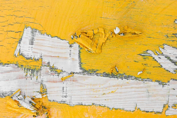 Süslü Boya Ahşap Bir Yüzeyden Boya Çıkarıyorum Sarı Çatlak Boya — Stok fotoğraf