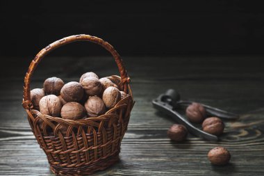 Tahta bir masada bir sepet ceviz. Yüksek kalite fotoğraf