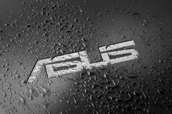 УКРАИНА, ДНР - ИЮНЬ 02, 2023: Логотип компании ASUS на ноутбуке. Высокое качество фото