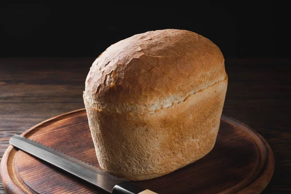 Laib Brot Auf Einem Holzbrett Brotziegel Großaufnahme Hochwertiges Foto — Stockfoto
