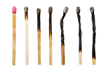 Yanmış ahşap kibritler. Eşleşmeler beyaz arkaplanda izole edilmiş. Yüksek kalite fotoğraf