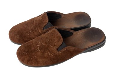 Beyaz arka planda izole edilmiş ev terlikleri. Kullanılmış kahverengi terlikler. Yüksek kalite fotoğraf