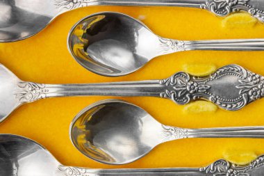 Gümüş kaşıklar yaklaş. Çatal bıçak takımı. Yüksek kalite fotoğraf