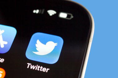UKRAINE, DNEPR - 13 Haziran 2023: Twitter uygulama simgesi telefon ekranında. Yüksek kalite fotoğraf
