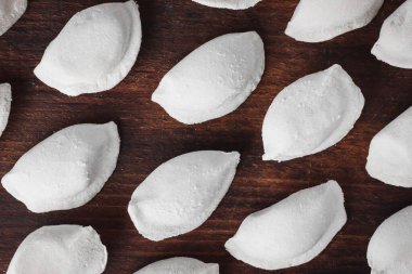 Tahtada çiğ börek var. Donmuş börek. Yüksek kalite fotoğraf