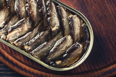 Tahta bir tahtanın üzerine yağ serpiyor. Yüksek kalite fotoğraf