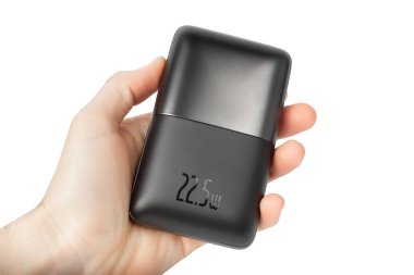 Eldeki güç bankası beyaz arka planda izole edildi. Yüksek kalite fotoğraf