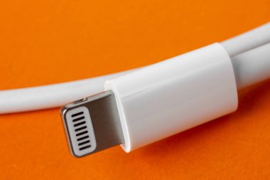 UKRAINE, DNEPR - 13 Haziran 2023: iPhone için yıldırım kablosu. Işıklandırma konnektörü. Yüksek kalite fotoğraf