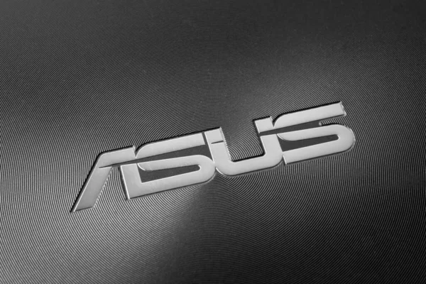 UKRAINE, DNEPR - Haziran 05, 2023: Asus Şirketi. Laptopun kapağında logo var. Yüksek kalite fotoğraf