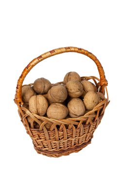 Beyaz arka planda izole edilmiş fındık dolu sepet. Yüksek kalite fotoğraf
