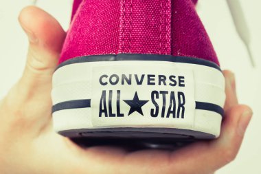 UKRAINE, DNEPR - 21 Haziran 2023: spor ayakkabılarında klasik Converse logosu. Yüksek kalite fotoğraf