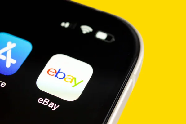 UKRAINE, DNEPR - HAZİRAN 05, 2023: ebay uygulama simgesi telefon ekranında. Yüksek kalite fotoğraf